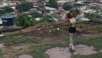 Μία μπαλαρίνα θέλει τα κορίτσια στις φαβέλες του Ρίο να "σταθούν στα πόδια τους"