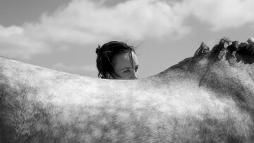 Το μοντέλο Edie Campbell φιλοδοξεί να κατακτήσει τoν ιππόδρομο