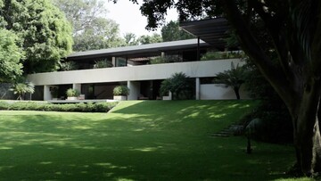 Η διακριτικά πολυτελής εξοχική κατοικία του Carlos Herrera