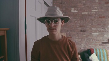 Ξενάγηση στο διαμέρισμα της δημιουργικής και μαχητικής λεσβίας φεμινίστριας JD Samson