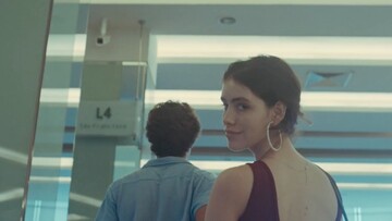 Κορίτσι στις κυλιόμενες σκάλες: Ένα ποίημα του Μπουκόφσκι εικονοποιείται με μεγάλη πιστότητα