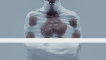 Ξυρίζοντας το σώμα ενός σέξυ κολυμβητή με μια δίμετρη λεπίδα