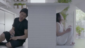 Η αληθινή ιστορία μιας γυναίκας που ζούσε στο σπίτι ενός άγνωστου εν αγνοία του