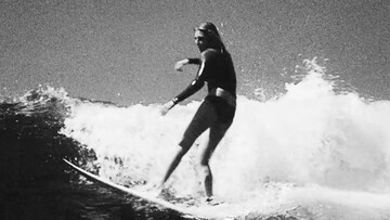 Φως, νερό και μία όμορφη, δυνατή γυναίκα σερφάρουν μαζί