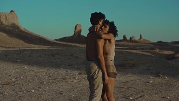 Μιά ερωτική χορευτική συμπλοκή στην έρημο