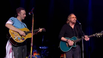 Οι Coldplay διασκευάζουν το Stayin' Alive με τον Barry Gibb on stage