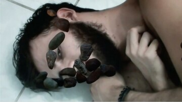 Ο Νίκος Γέλια διαβάζει ένα απόσπασμα από το σημείωμα αυτοκτονίας του Νικόλα Άσιμου