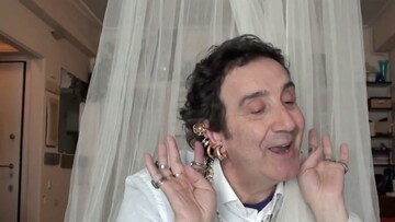 O Άγγελος Παπαδημητρίου διαβάζει ελληνική ποίηση με μουσική του Μάνου Χατζιδάκι