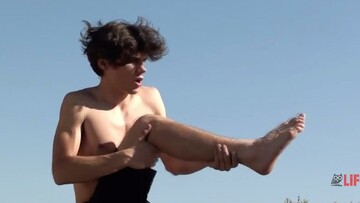 Ο Κώστας Νικούλι διαβάζει manga στο LIFO.gr