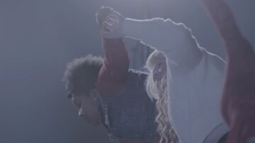 Κωφοί χορευτές χορεύουν στη σιωπή, νιώθοντας μόνο τους κραδασμούς του ήχου