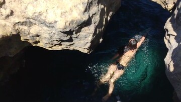 To βαθύ γαλάζιο της Μεσογείου στην Απουλία της Ιταλίας