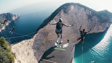 Πέφτοντας στο κενό του Ναυαγίου από 200 μέτρα, μόνο με ένα σκοινί