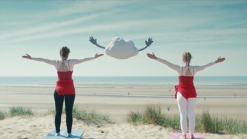 Χορεύοντας με ένα αέρινο σύννεφο του καλοκαιριού