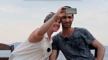 Σε ένα παγκάκι στη Λέσβο κάθεται μια τουρίστρια κι ένας πρόσφυγας... Τι γίνεται μετά;
