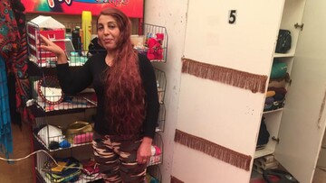 Μια γυναίκα βγάζει και πετάει το χιτζάμπ, διαμαρτυρόμενη εναντίον του ISIS