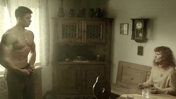 Αμήχανη πενηντάρα ανοίγει την πόρτα της σε σωματώδη νεαρό που εκδίδεται. Τι ακολουθεί;