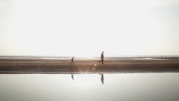 Στο δικό μας καλοκαίρι λάμπει ένας άλλος ήλιος. Από νέον.