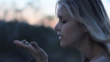 Καλοκαιριάτικη φεγγαράδα με την Bonnie Wright