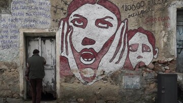 Τοιχογραφίες και αναμνήσεις σε μια επαρχιακή πόλη της Σαρδηνίας.
