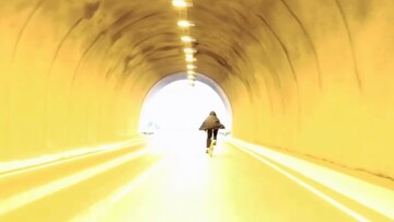 Ποδηλατώντας στην επαρχιακή Νορβηγία μια λευκή νύχτα