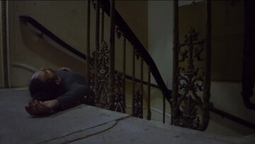 Χορεύοντας σε ένα παλιό εγκαταλειμμένο ξενοδοχείο, λίγο πριν κατεδαφιστεί