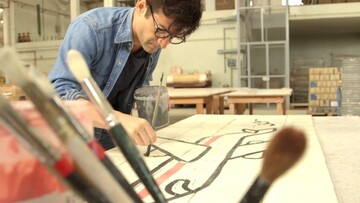 Ένα διαφορετικό κολοσσιαίο γκράφιτι στο κέντρο της Λισαβόνας