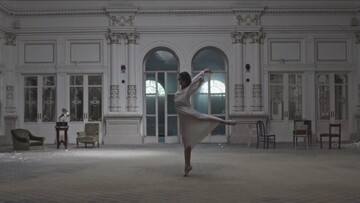 Χορός στην αίθουσα ενός παλιού αρχοντικού υπό τους ήχους του Silent Wander