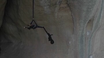 Η Κατερίνα Σολδάτου χορεύει κρεμασμένη από τα βράχια στα Μετέωρα