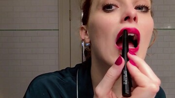 H Karen Elson κάνει το σωστότερο μέικαπ για μια βραδινή έξοδο στο Μανχάταν