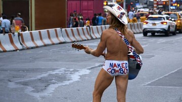 Η ιστορία του γυμνού καουμπόι της Times Square, όπως την αφηγείται ο μπαμπάς του