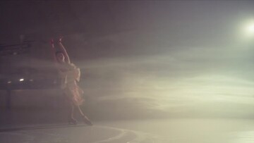 Η διάσημη αθλήτρια του πατινάζ Sasha Cohen μοιράζεται μια προσωπική της στιγμή στον πάγο