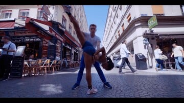 Η ομάδα χορού του Άλβιν Έιλι σ' ένα δρόμο του Παρισιού