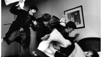 Ο μαξιλαροπόλεμος των Beatles: η ιστορία πίσω από την θρυλική φωτογραφία