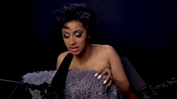 Γιατί η Cardi B ψιθυρίζει μπροστά σε δύο μικρόφωνα;
