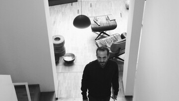 Μέσα στην εκπληκτική, μινιμαλιστική μονοκατοικία του Κύπριου ντιζάϊνερ Michael Anastassiades στο Λονδίνο