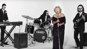 Μια αξιολάτρευτη γιαγιά τραγουδά death metal