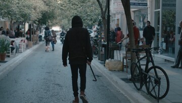 Γιατί αυτός ο εξαγριωμένος νέος προκαλεί το απόλυτο χάος στον διάβα του, στον πιο εμπορικό δρόμο των Χανίων;