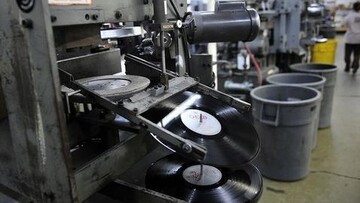 Αναρωτηθήκατε ποτέ τι συμβαίνει μέσα σε ένα εργοστάσιο παραγωγής δίσκων βινυλίου;