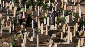 Πάνω από τα μνήματα
