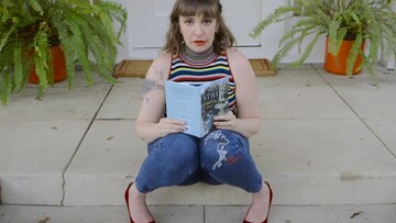 H Λένα Ντάναμ απαντά στις 73 ερωτήσεις της Vogue