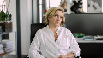 Η Σίλβια Φέντι μέσα στο κεντρικό κτίριο του γνωστού οίκου μόδας Fendi