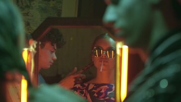 Τρεις νεαροί φίλοι πειραματίζονται με τη ζωή