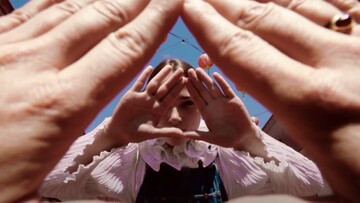 Πώς να φτιάχνεις (χορεύοντας) spring rolls στην Chinatown του LA