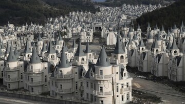 Στην επαρχία Μπολού της Τουρκίας εκατοντάδες πανομοιότυπες νεογοτθικές βίλες στέκουν έρημες