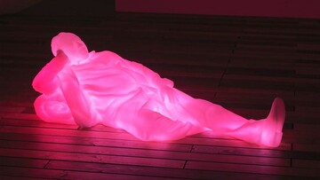 Ο Doug Aitken φωτίζει το μεταβαλλόμενο πρόσωπο της τεχνολογίας