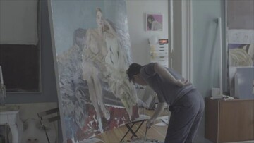 Ζωγραφίζοντας τη Γερμανίδα transgender ηθοποιό Sasha πάνω σε έναν καμβά μεγάλου μεγέθους