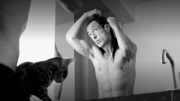 Για τον Rick Owens το βάψιμο των μαλλιών του είναι μια ιεροτελεστεία