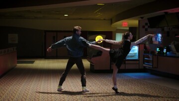 Χορεύοντας σ' ένα άδειο σινεμά το ξημέρωμα μιας Κυριακής στο Manhattan