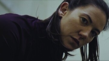 Το πορτρέτο μιας αθλήτριας της χειροσφαίρισης στην άγρια ακτή της Ιρλανδίας