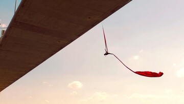 Κρεμασμένη από τη Γέφυρα της Χαλκίδας η Κατερίνα Σολδάτου δίνει ένα εντυπωσιακό σόου χορού